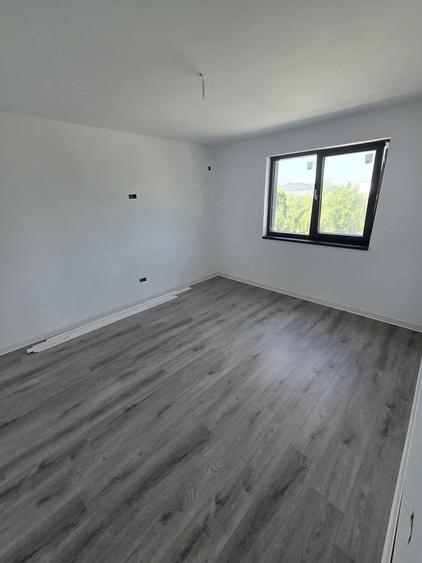 Casă cu 5 camere cu Teren 329 Mp în 1 Decembrie