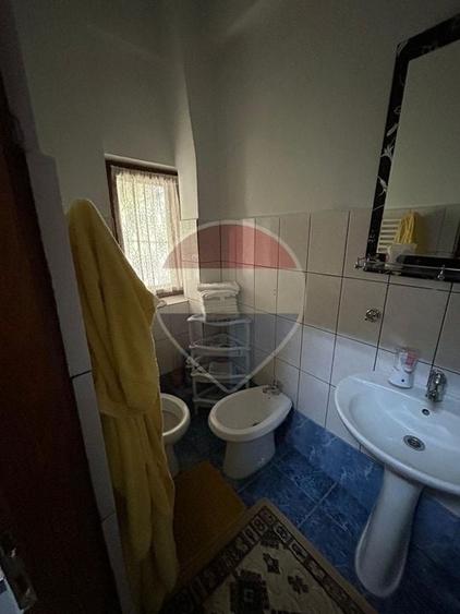 Casă individuală cu 10 camere cu Teren 154 Mp în Central