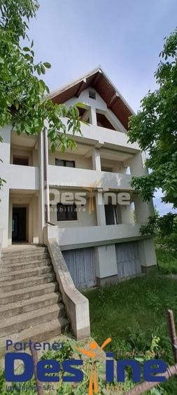 Casă individuală cu 11 camere cu Canalizare în Valea Lupului