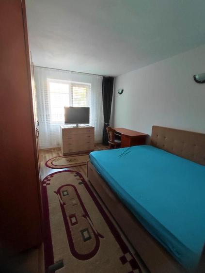 Apartament cu 3 camere semidecomandat în Rahova