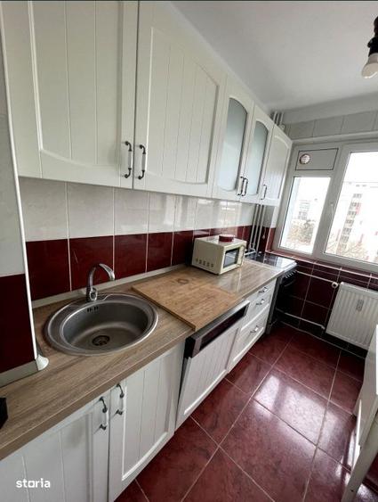 Apartament cu 3 camere semidecomandat, mobilat în Dămăroaia