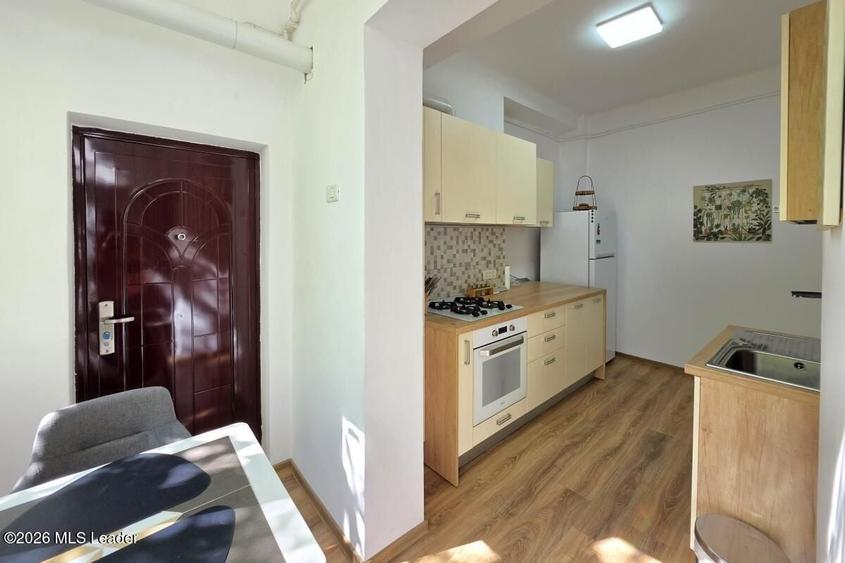 Piata Romana, 4 camere 138 MP total, Etaj 2/9, renovat - utilat, liber - 51
