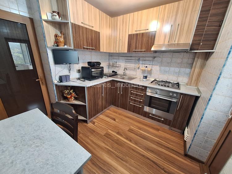 2 decomandate Piata Centrala 55 mp etaj 3/4 Mobilat/Utilat 82000Euro