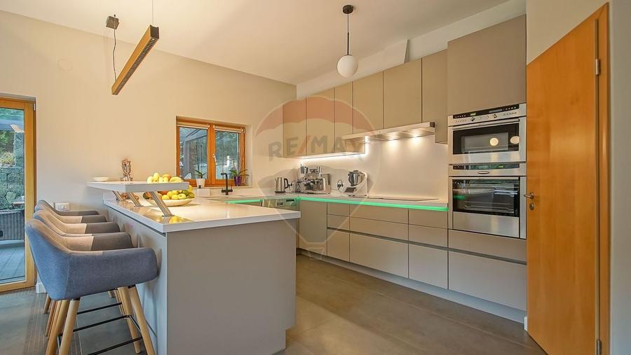 Casă individuală cu 6 camere cu Teren 1800 Mp în Poiana Angelescu