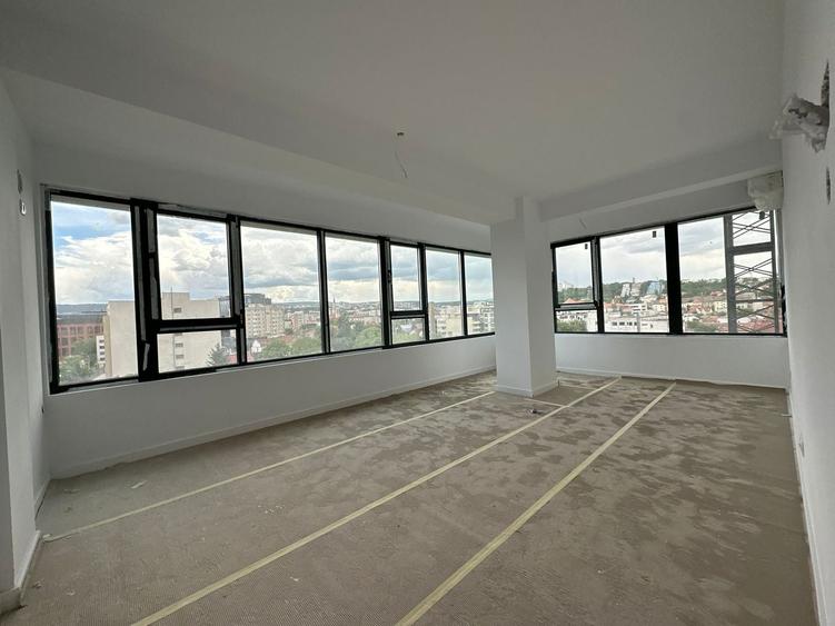 Apartament cu 4 camere semidecomandat în Central