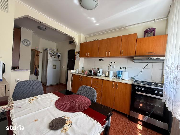 Apartament cu 3 camere semidecomandat în Micro 16