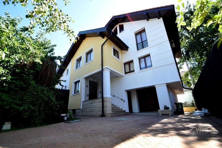 Casă individuală cu 7 camere cu Canalizare în Bucium