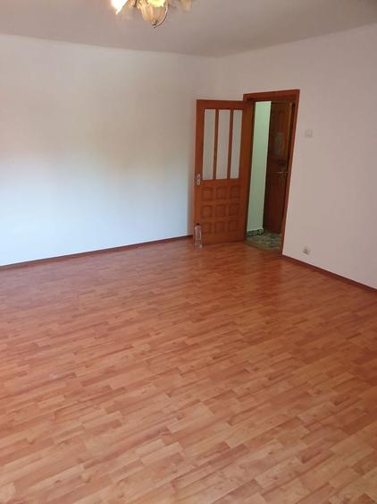 Apartament cu 3 camere decomandat în Uiești