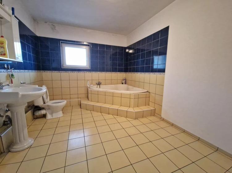 Casă individuală cu 5 camere cu Canalizare în Grivița