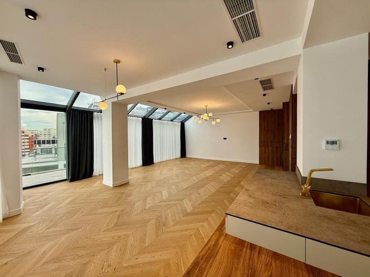 Penthouse cu 5 camere decomandat în Titulescu