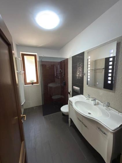 Apartament cu 3 camere decomandat, mobilat în Europa
