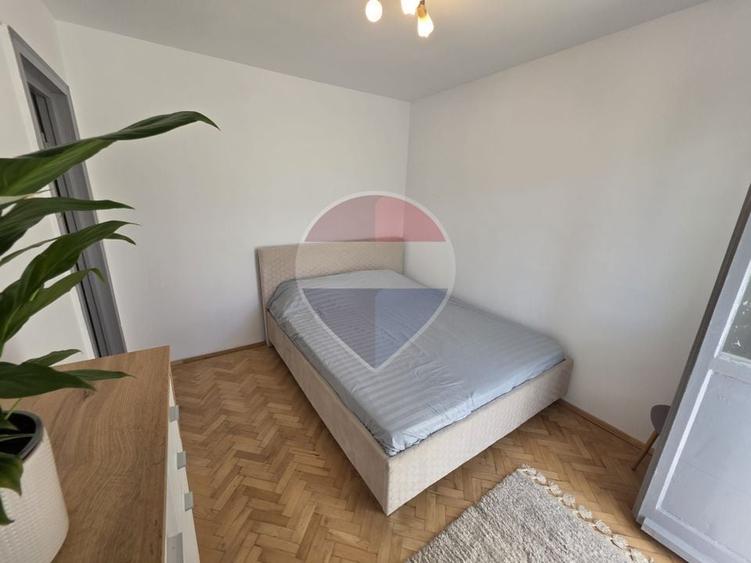 Apartament cu 3 camere semidecomandat, mobilat în Central
