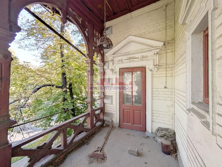 Apartament cu 3 camere semidecomandat în Victoriei