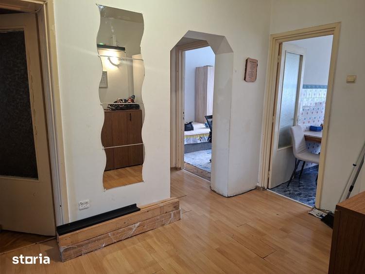 Apartament cu 3 camere decomandat în Democrației