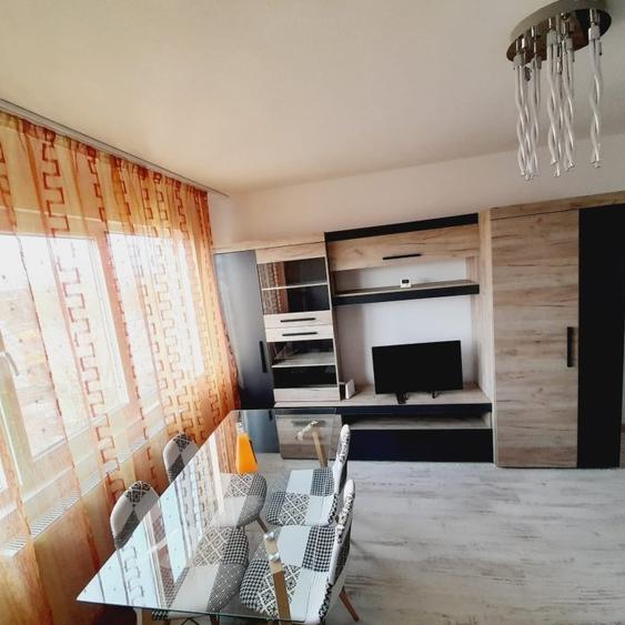 Apartament cu 3 camere semidecomandat, mobilat în Tomis Nord