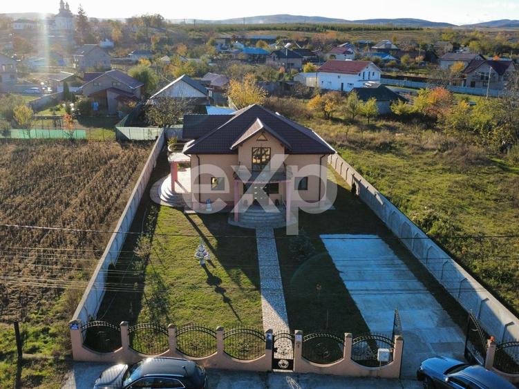 Casă individuală cu 5 camere cu Canalizare în Sascut
