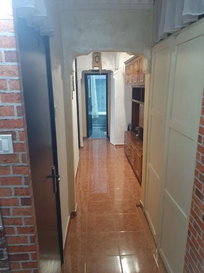 Apartament cu 3 camere decomandat în Eremia
