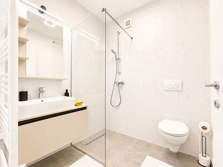 Apartament cu 3 camere decomandat, mobilat în Lipovei