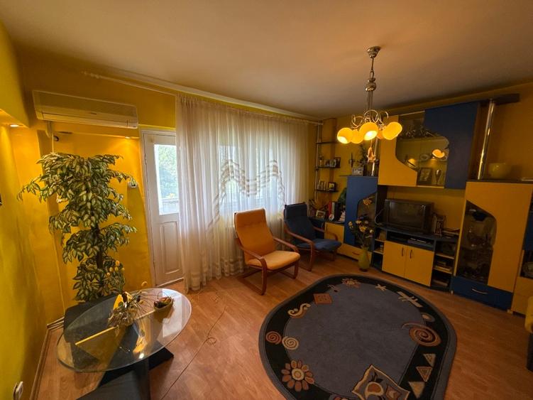 Apartament cu 5 camere semidecomandat, mobilat în Central
