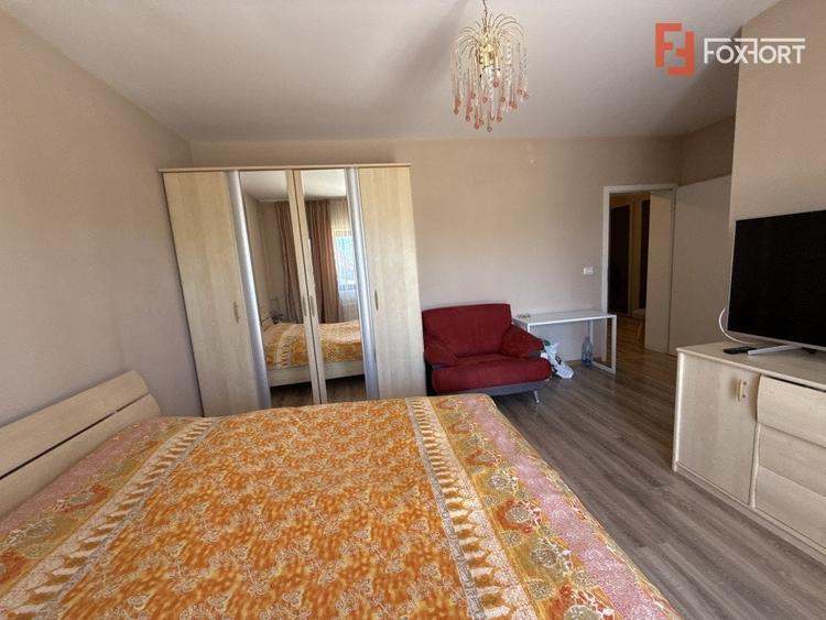 Casă individuală cu 8 camere cu Canalizare în Mehala