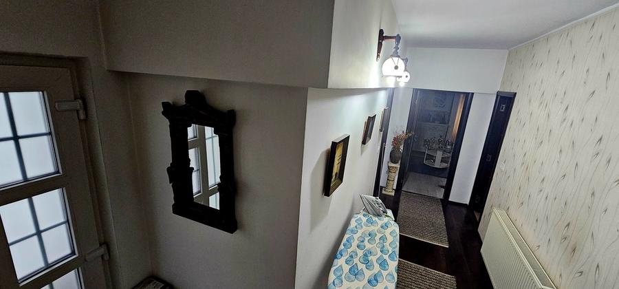 Casă cu 3 camere în Valea Adâncă