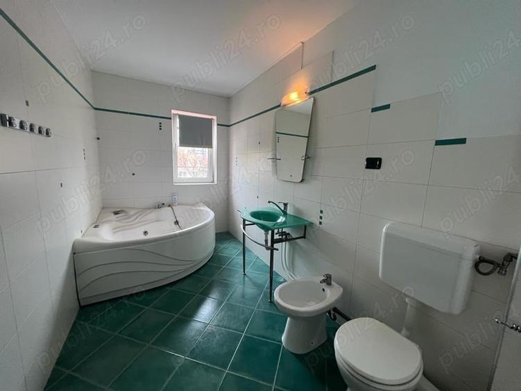 Casă cu 6 camere cu Teren 200 Mp în Intim
