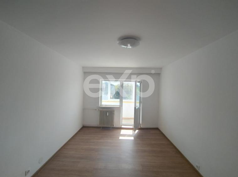 Apartament cu 3 camere decomandat în Eremia
