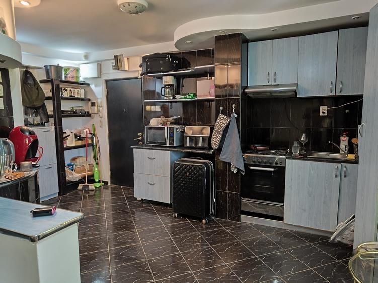 Apartament cu 3 camere decomandat în Drumul Taberei