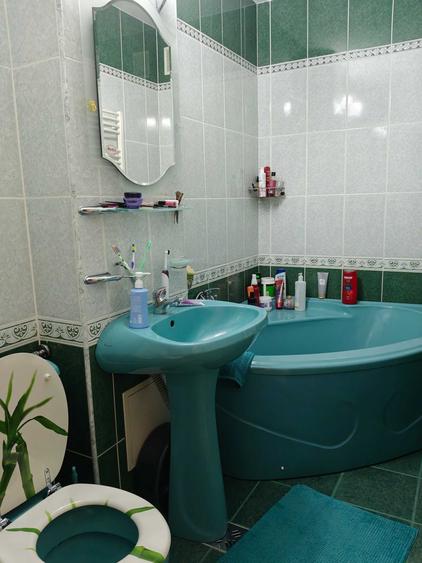 Apartament cu 3 camere decomandat în Stana