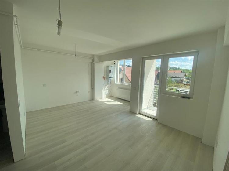 Apartament cu 3 camere semidecomandat în Bucium