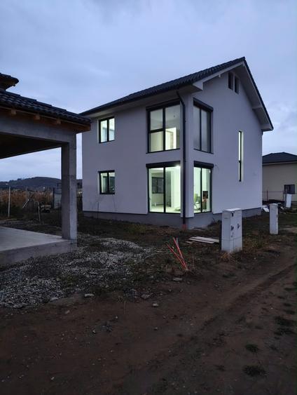 Casă cu 4 camere decomandat în Central