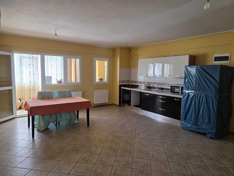 Apartament cu 3 camere semidecomandat în Central