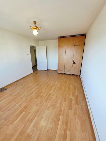 Apartament cu 3 camere decomandat în Enachiță Văcărescu