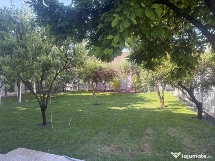 Casă cu 10 camere cu Canalizare în Sud