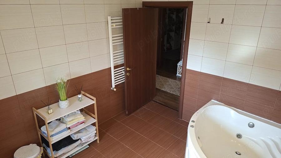 Apartament cu 4 camere decomandat în Central