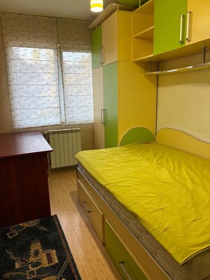 Apartament cu 3 camere semidecomandat în Podu Roș