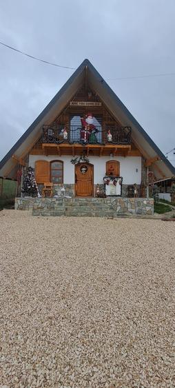 Casă cu 4 camere în Aninoasa