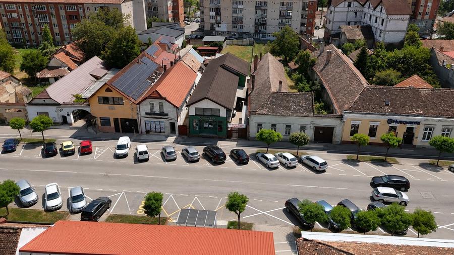 Casă individuală cu 6 camere cu Canalizare în Central