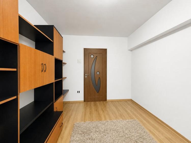 Apartament cu 3 camere decomandat, mobilat în Noua
