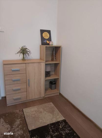 Apartament cu 3 camere semidecomandat în Berceni
