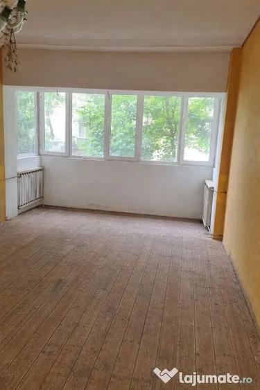 Apartament cu 4 camere decomandat în Aviației