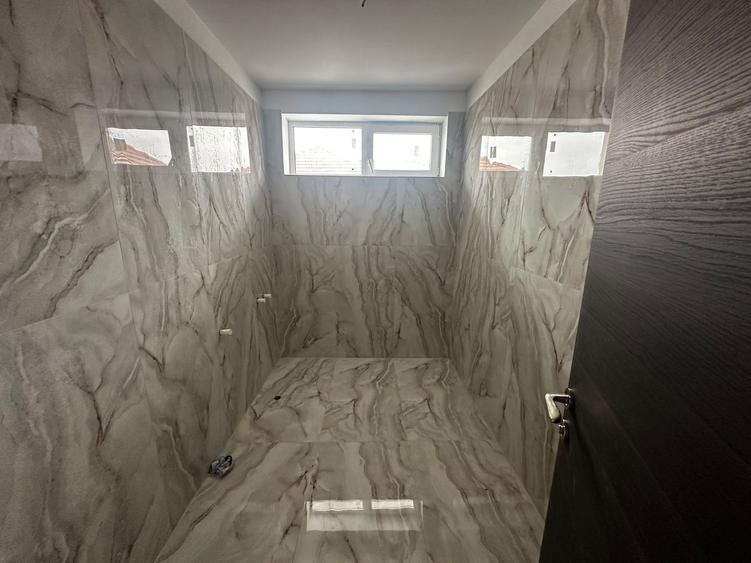 Duplex cu 5 camere cu Canalizare în Exterior Vest
