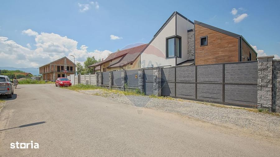 Casă cu 4 camere cu Teren 387 Mp în Stupini