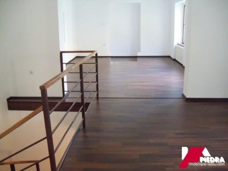 Spațiu comercial, de 300 mp, în Central