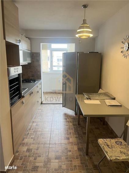 Apartament cu 3 camere decomandat în Tei