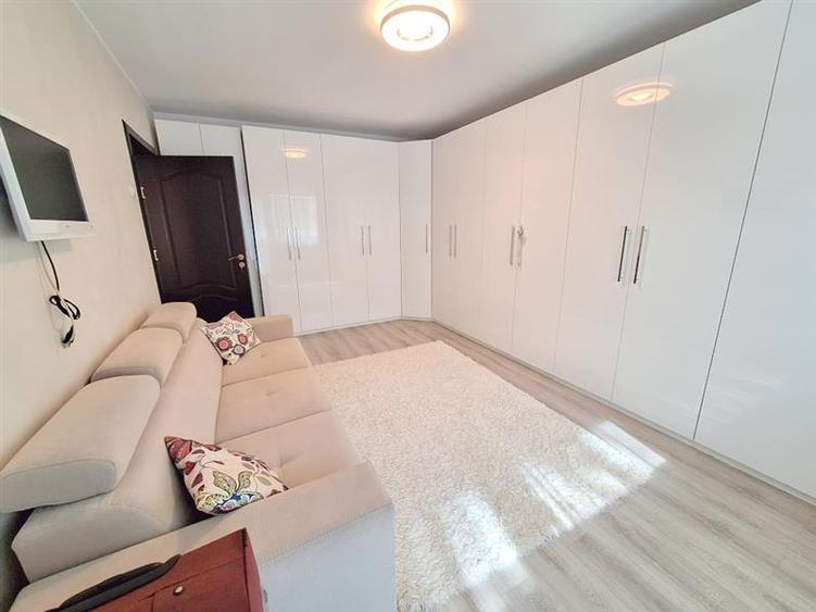 Apartament cu 3 camere decomandat în Milcov