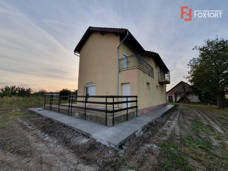 Casă individuală cu 5 camere cu Canalizare în Breștea
