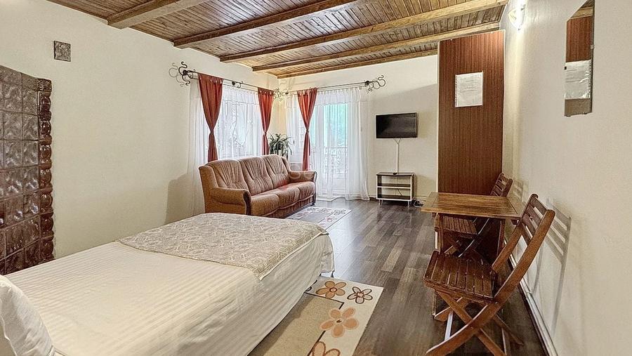 Casă individuală cu 10 camere cu Canalizare în Dâmbul Morii