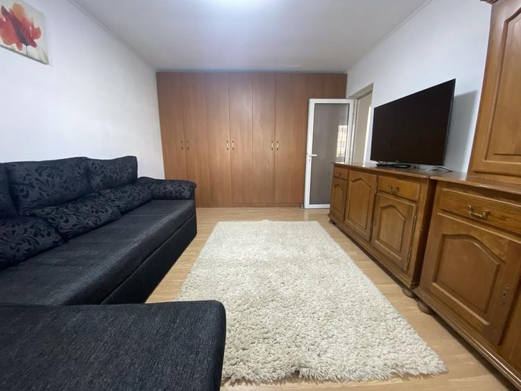 Apartament cu 3 camere decomandat în Tractorul