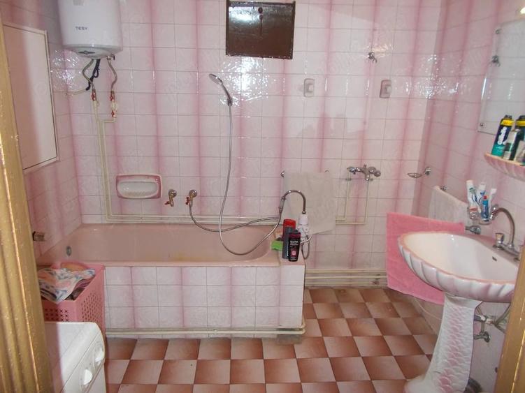 Casă cu 3 camere cu Teren 1689 Mp în Pădureni